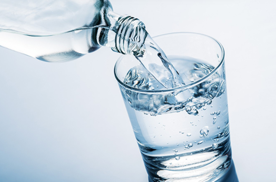 Uống đủ nước mỗi ngày cũng là cách trị sợi bã nhờn hiệu quả